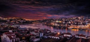 Die Altstadt von Porto bei Nacht